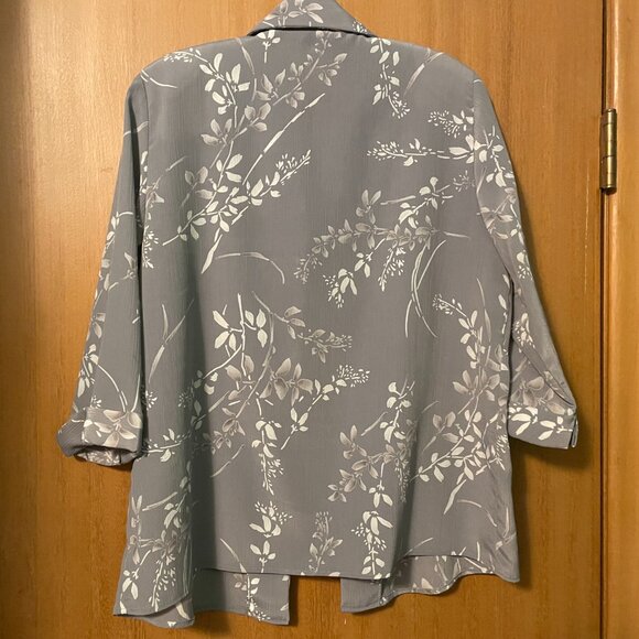 Light Blue 2 piece blazer and skirt with leaf vine design, crinkled material - Picture 6 of 10